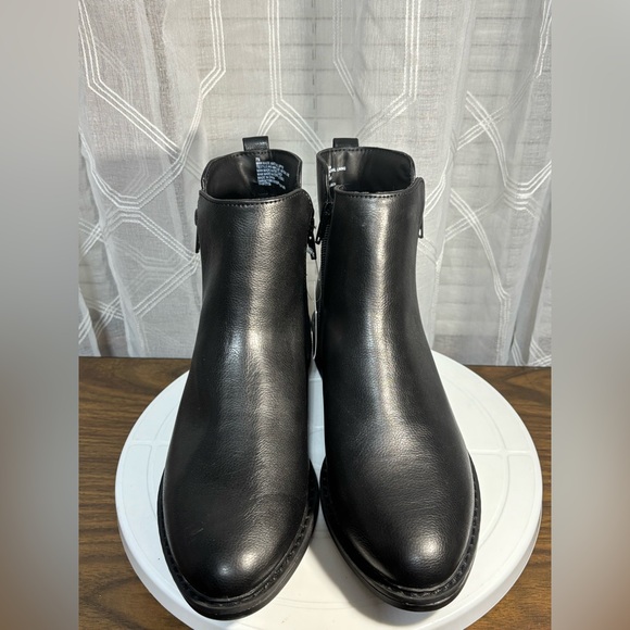 NWOT Universal Threads women’s 7.5 Black Leather Ankle Boots 1” heel 7” high - Picture 3 of 7